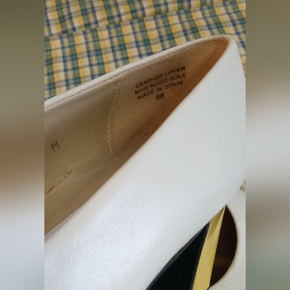 Classic Etienne Aigner Women's Pumps 2-Toned, Winter White and Gold 2.25" Heel - Picture 3 of 8